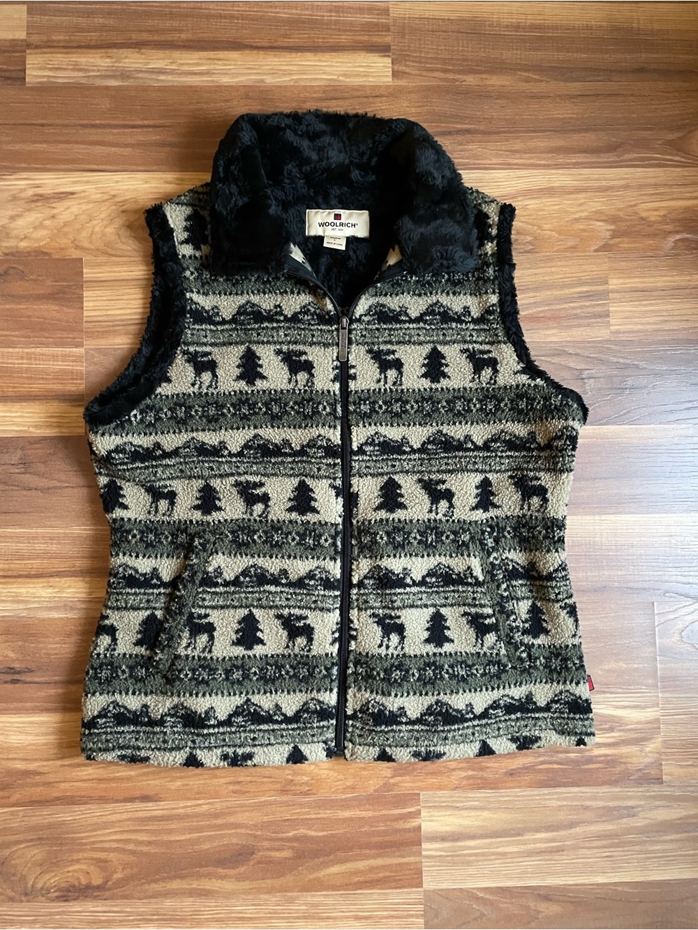 Woolrich Sherpa Fleece Vest – Women’s Large – Rustic Moose & Tree Print